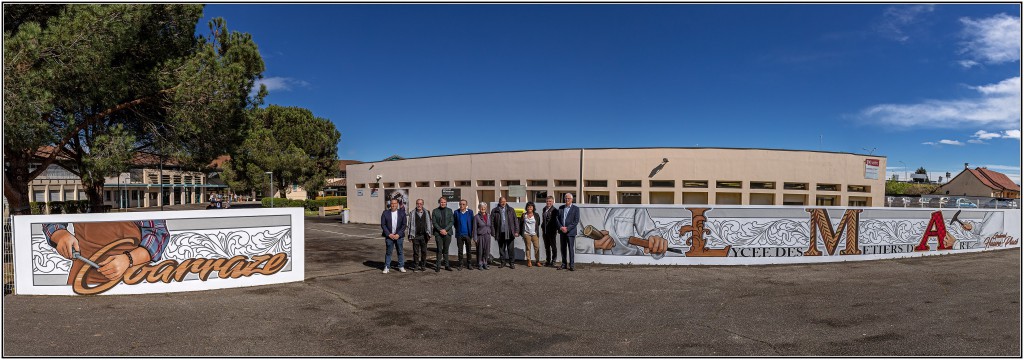 La fresque de l'entrée du lycée avec les élus lors de l'inauguration