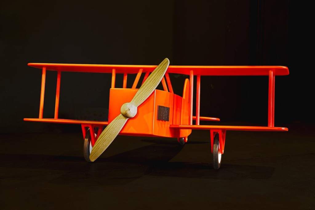 L'avion biplan réalisé par l'atelier ébénisterie, peint et installé sur scène